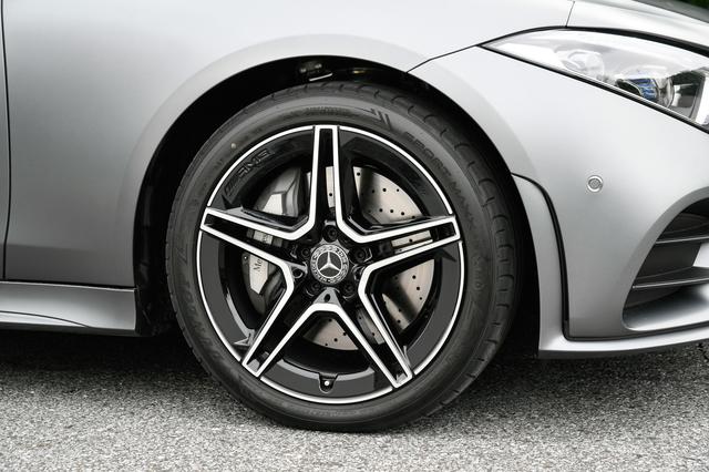 画像: ハイグロスブラック19インチAMG5ツインスポークアルミホイールを標準装着。