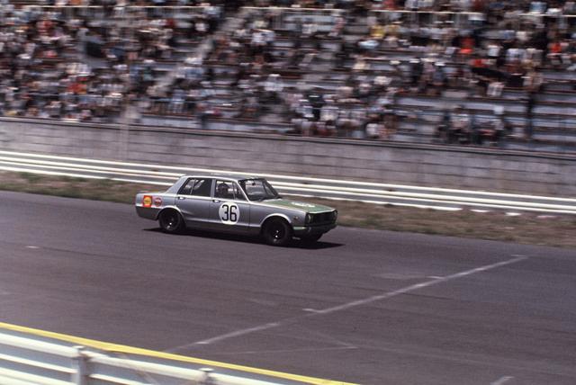 画像: デビュー戦となった1969年のJAFグランプリ。コースは富士スピードウェイ。当初は4ドアボディでの参戦だった。