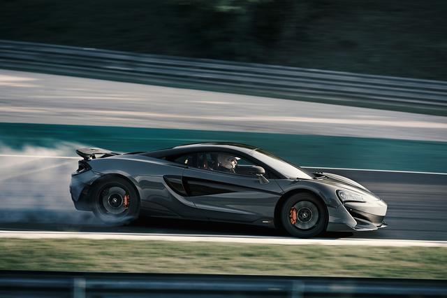 画像: LTとは、ロングテールを表す、マクラーレンの伝統的な名称。サーキットでの高速エアロダイナミクスを追求している。600LTは台数限定のモデルではなく受注期間中ならばオーダー可能。
