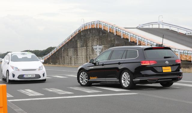画像: 右側通行で左折するクルマの前に対向車が直進してくると…!