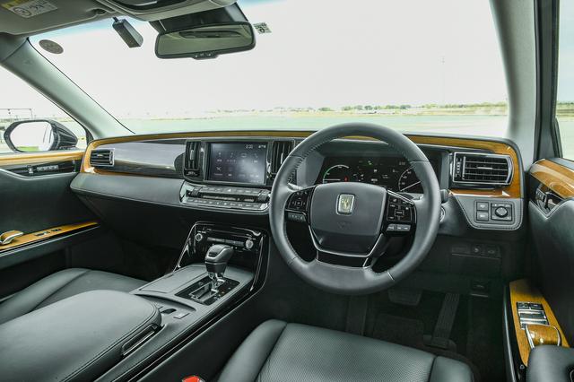 画像: プロドライバーにとって運転しやすい環境の運転席。先進安全運転支援機能はトヨタセーフティセンスを搭載。