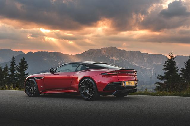 画像: カーボン製ボディパネルとDB11と同じアルミシャシを採用したことで乾燥重量は1693kgを達成。テールパイプは4本出し。
