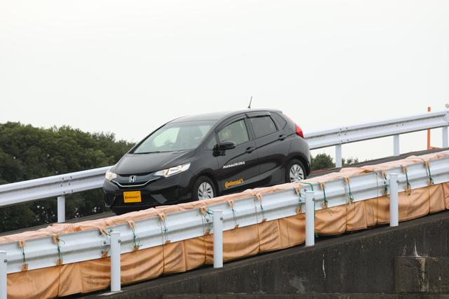 画像: EPB-Siを装着したフィットで勾配路面を上り下りすると、スムーズな発進が可能だ。