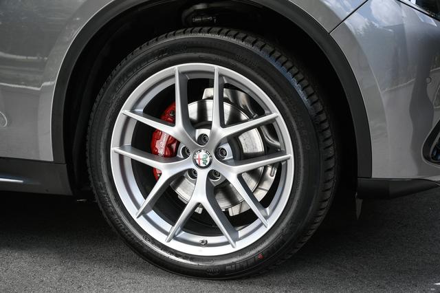 画像: ファーストエディションに装着される255/45R20サイズのタイヤと専用デザインの20インチ5ツインスポークアルミホイール。