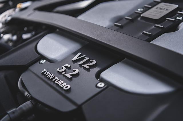 画像: 5.2L V12ツインターボエンジンは725ps/900Nmを発生。0→100km/h加速は3.4秒、最高速は340km/hを謳う。