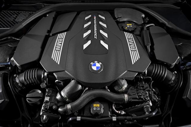 画像: 530psと750Nmを発生する4.4LのV8ツインターボ。