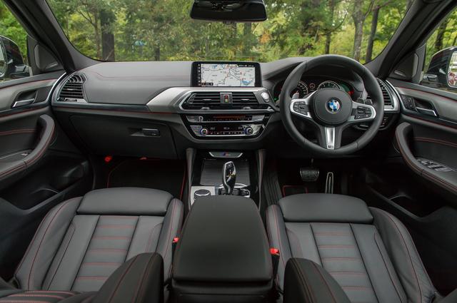 画像: 従来型は左ハンドルのみの設定だったが、新型M40iは右ハンドル仕様のみとなった。