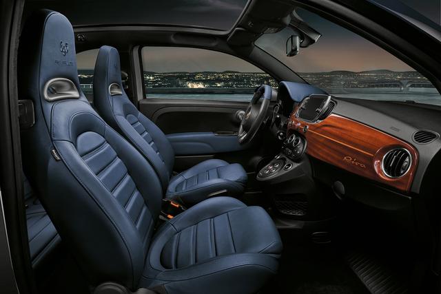 画像: 贅沢な高級マホガニーをあしらったダッシュボード。ブルーレザーのシートには「695 Rivale」のロゴが入る。