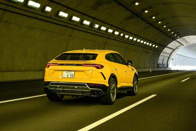 画像: 随所に盛り込まれたY字をモチーフとしたアイコン的なデザインを採用する。ランボルギーニ初のターボエンジンとリアステアがスポーティな走りをもたらす。