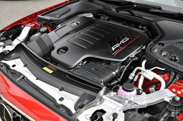 画像: AMGのロゴ入りカバーに覆われてエンジン本体はほとんど見えない。
