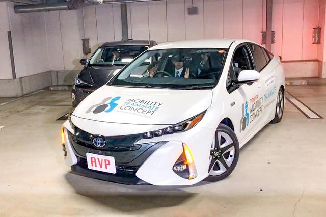 画像: 安全のため、運転席に人が乗っているが、ハンドルやペダル操作は行っていない。