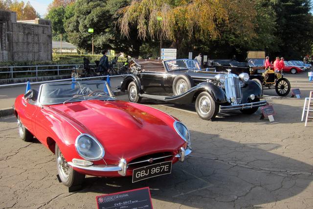 画像: 記念乗車撮影車両のジャガーEタイプ、ホルヒ853、フォード・モデルTツーリング(写真手前から)。