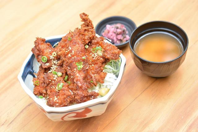 画像: 「赤城どりタレカツ丼」(800円)。ブランド食材である赤城鶏を使用