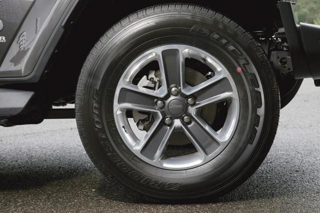 画像: 255/70R18インチのM+Sタイヤを装着。またホイールにはジープの隠しキャラが描かれている。