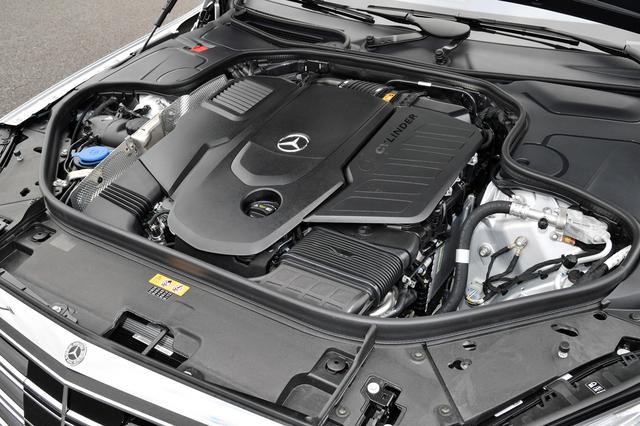 画像: 例によってエンジン本体は見えないが、カバー右に「6 CYLINDER」と刻まれている。