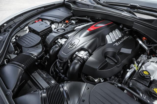 画像: GTSに搭載される3.8L V8ツインターボエンジン。トロフェオ用とはスペックが異なるほか、エンジンカバーのデザインも異なる。。