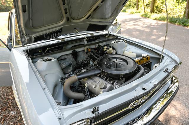 画像: 1.8L 直列4気筒OHVエンジンをフロントに縦置きし前輪を駆動するFF車。エンジンは右に40度傾けて搭載。ボディの基本がDKWの3気筒ユニット搭載を前提に設計されていたためだ。最大トルクは、この仕様で150Nmを発揮していた。