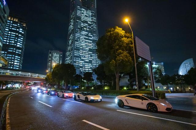 画像: みなとみらい地区をパレードするランボルギーニ車。