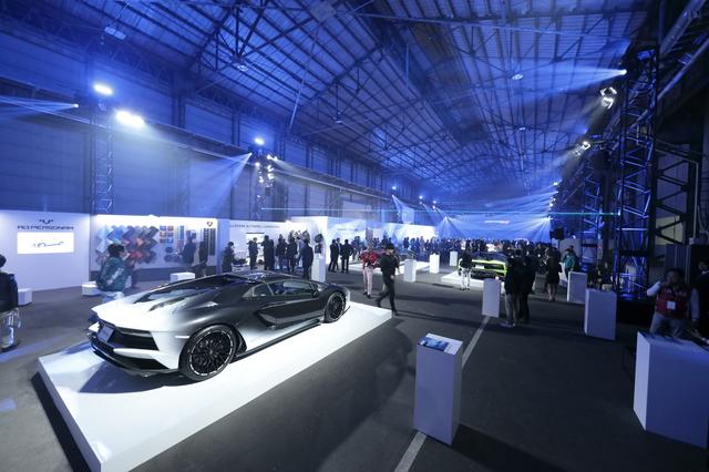 画像: 広大な会場に何台ものランボルギーニ車が展示された。
