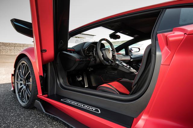 画像: アヴェンタドール SVJはクーペのみで世界限定900台、スペシャルなカーボンボディの「SVJ63」が63台生産され、計963台の限定生産となる予定。