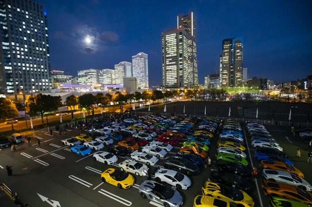 画像: みなとみらい地区の駐車場に集結した、200台以上のランボルギーニ車。