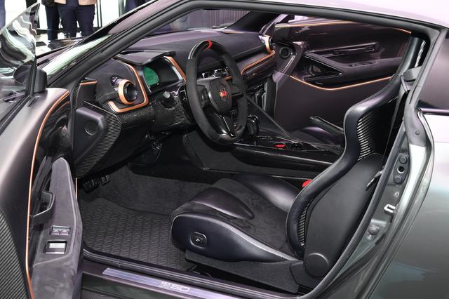 画像: ハンドル位置はすべて左になる予定。撮影車はエアバッグの付かないサーキット仕様のインテリア。