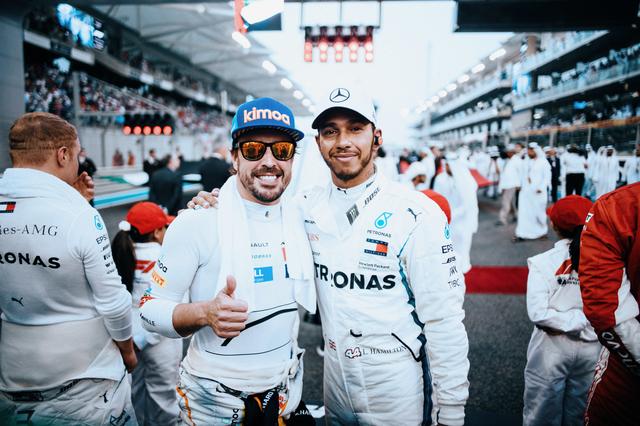 画像: フェルナンド・アロンソ(左)とルイス・ハミルトン。かつてマクラーレンのチームメイトとしてチャンピオン争いを展開した。