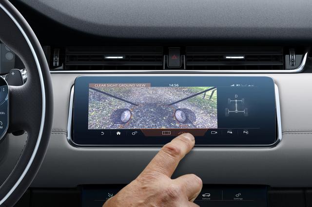 画像: 車両前方下部に設置したカメラで路面を撮影しその映像をタッチスクリーン上に映し出すことで、まるでボンネットがないかのようにフロント下の視角を確保する「クリアサイト・グラウンドビュー」を世界で初めて搭載。市街地での難しい駐車スペースや段差のある中央分離帯、オフロードなど障害のある路面を走行するときに便利な機能。