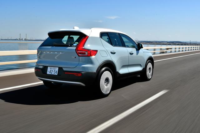 画像: FFモデルのXC40 T4 モメンタムの439万円という価格も魅力的だが、4WDモデルはそれよりも20万円高いだけ。