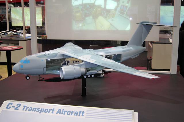 画像: 川崎重工と防衛省が開発したC-2輸送機の模型。機内には大型ヘリコプターを収納可能。間もなく配備が開始される。