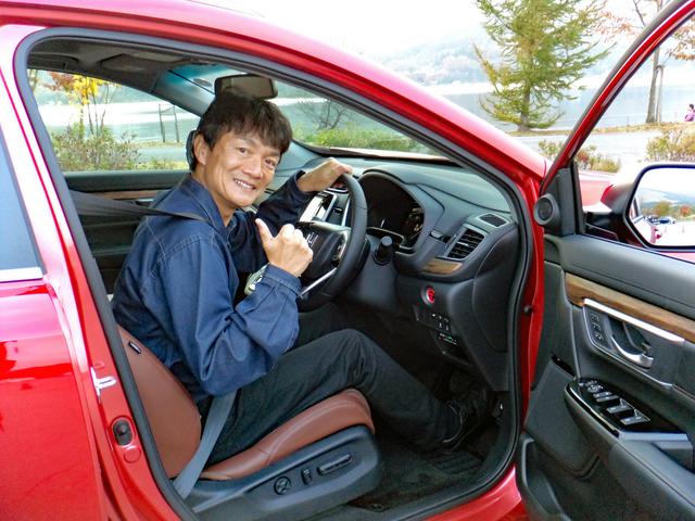 画像: CR-V ハイブリッドの走りに岡本レポーターもご満悦のようだ。