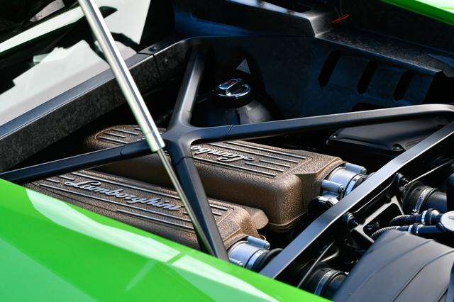 画像: ゴールドに塗られた5.2L V10エンジンのシリンダーヘッド。最高出力640ps/8000rpm、最大トルク600Nm/6500rpm。