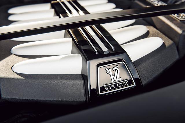 画像: 6.75L V12DOHCツインターボエンジン。静粛で円滑、十分な力強さ。エンジンが主張し過ぎることはない。
