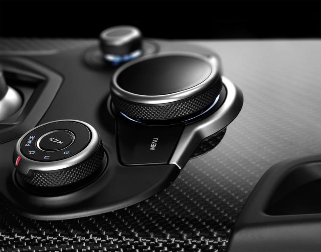 画像: DNAドライブモードシステムには、このモデル専用に「Race」モードが設定されている。