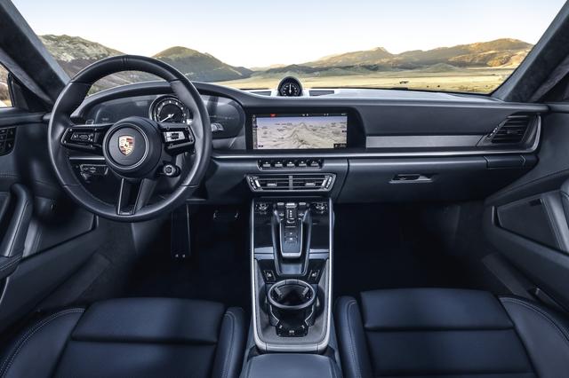 画像: 992のインパネ。PDKのセレクターがかなり小さくなったことと、そのまわりのスイッチ類がなくなりスッキリとしたことだ。さらにポルシェコネクトはパナメーラやカイエンと同じ最新世代のものとなりディスプレイは大型化された10.9インチを採用する。