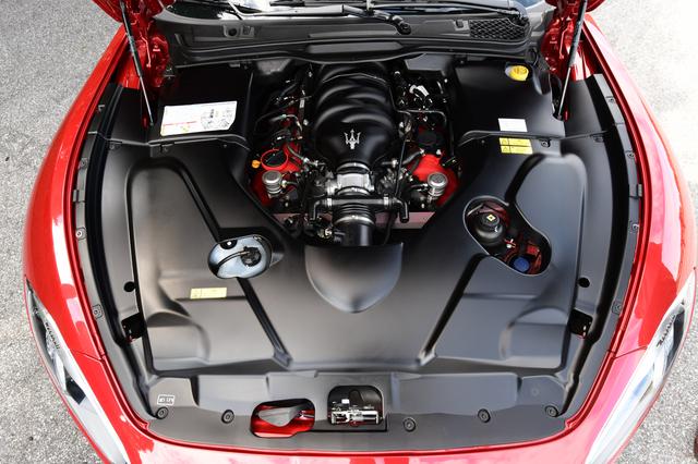 画像: 最高出力460psは7000rpm、最大トルク520Nmは4750rpmの4.7L V型8気筒DOHCエンジン。ターボチャージャーは搭載せずノーマルアスピレーション(自然吸気)を守り続けていることがマセラティらしい。