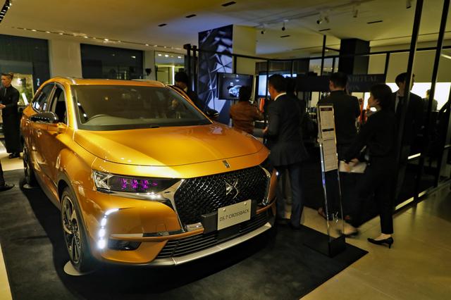 画像: イベントのためショールーム内にはDS7クロスバックが1台だけ展示されていた。