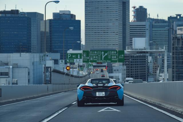 画像: スーパーカーとして別格の快適性。路面からの入力をしっとりと丸めながら必要なインフォメーションは確実に伝えて、凹凸に対してはタイヤが吸い付くように振る舞い上屋はフラットな動きが保たれる。