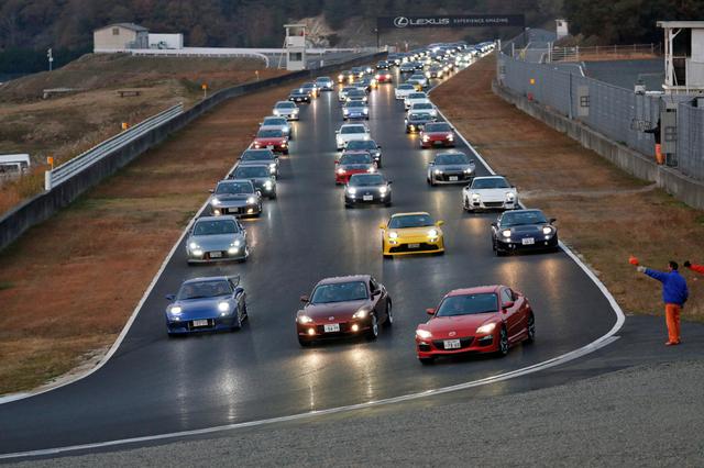 画像: パレードを楽しんだオーナーとマツダ車たちは、笑顔で帰路についていく。