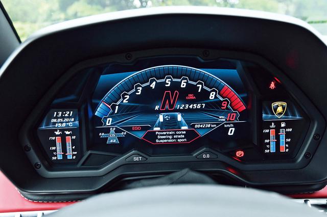 画像: 各ドライブモード(ストラーダ、スポーツ、コルサ)でデザインが変わるメーター。