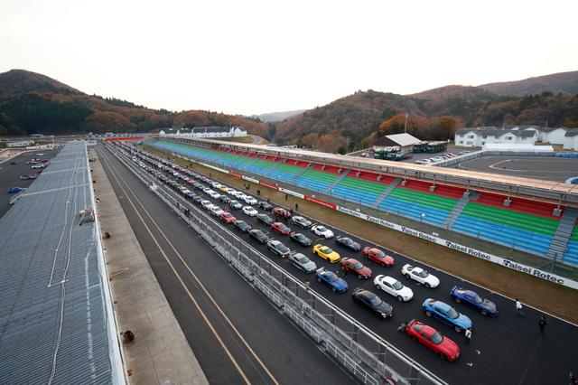 画像: パレード前にコースに整列したマツダ車たち。