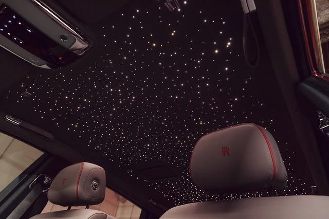 画像: 天井一面に広がる星空に見立てたルームランプ。光量はアームレストに備わるスイッチで調整可能だ。