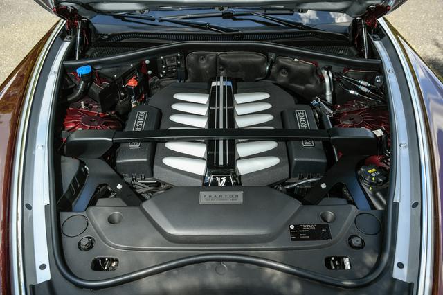 画像: 6.75L V型12気筒ツインターボエンジンは、570ps/900Nmを発生。溢れんばかりのトルク感が魅力。