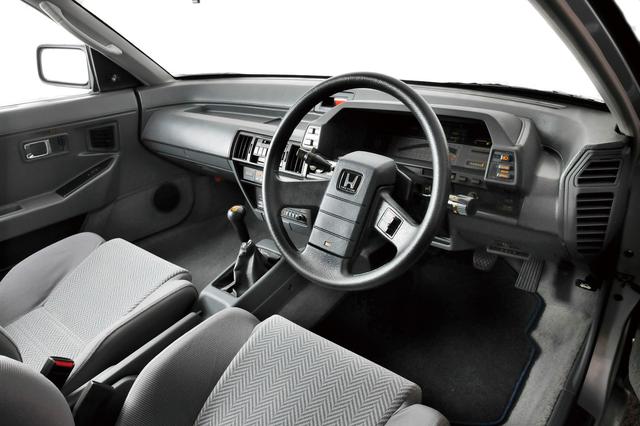 画像: 低いドラビングポジションとダッシュボードがプレリュードの証。運転席にも助手席リクライニングレバーがあったのを思い出す。