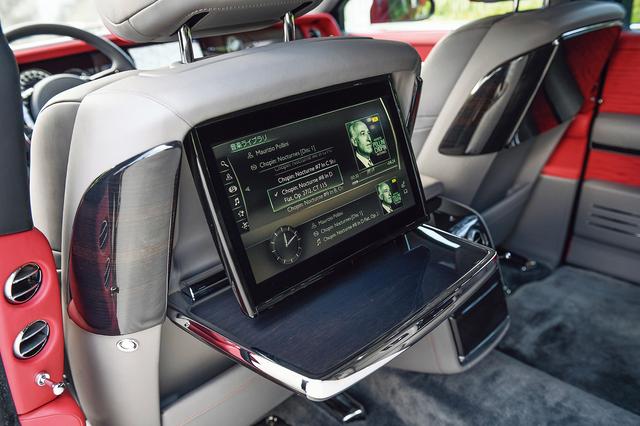 画像: ウッドピクニックテーブルには大型液晶モニターとDVDプレーヤーが備わる。テーブルの開閉は電動式。