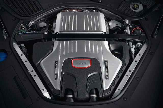 画像: GTSに搭載される4L V8ツインターボエンジン。4Sよりもパワフルで、460ps/620Nmを発揮。