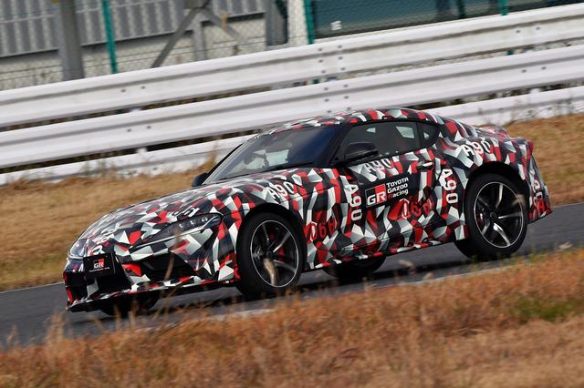 画像: サーキットで試乗した、トヨタの次期スープラ。まだカモフラージュされた状態だった。