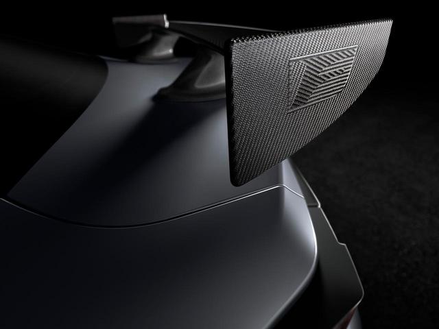 画像: カーボン製のリアスポイラーを装着していると思われるマイナーチェンジ後のレクサスRC F。
