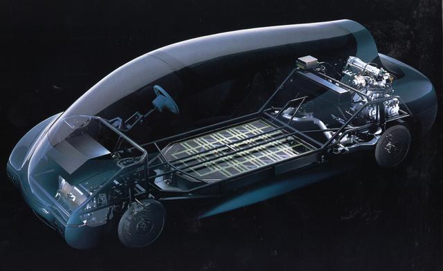 画像: 車体前部から順にモーター→バッテリー→ジェネレーター→発電用エンジンが並ぶシリーズハイブリッドだった。