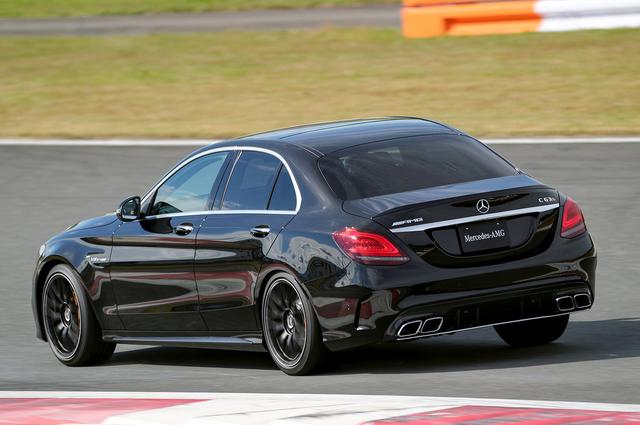 画像: このモデルからメルセデスAMG63シリーズはパナメリカーナグリルを採用し、53シリーズと外観を差別化。リアエンドではスクエアデザインのエキゾーストエンド、エキゾースパイプ下のクロームクロームのバーが特徴となる。